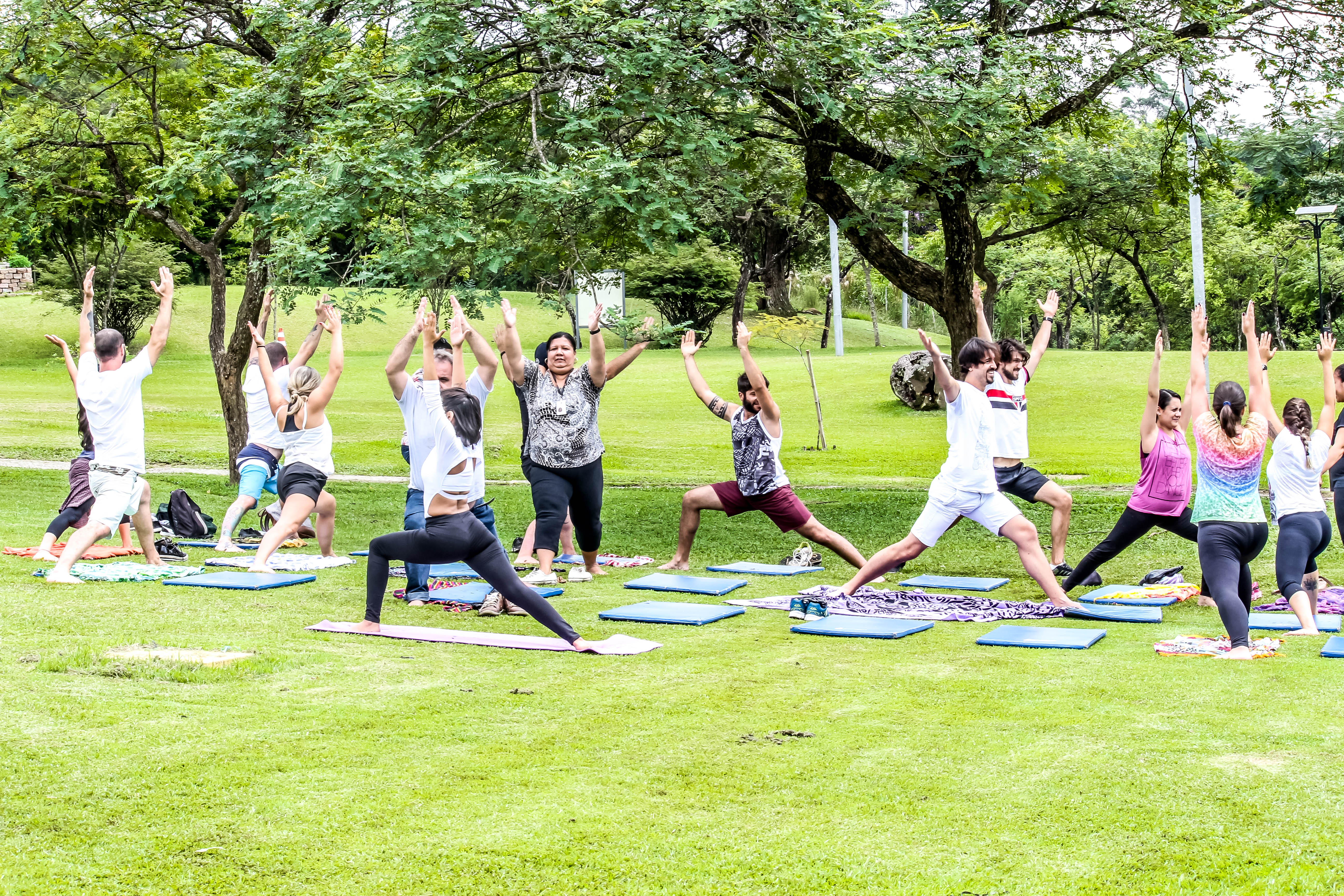 Professores praticam ioga no gramado do Sesc Interlagos
