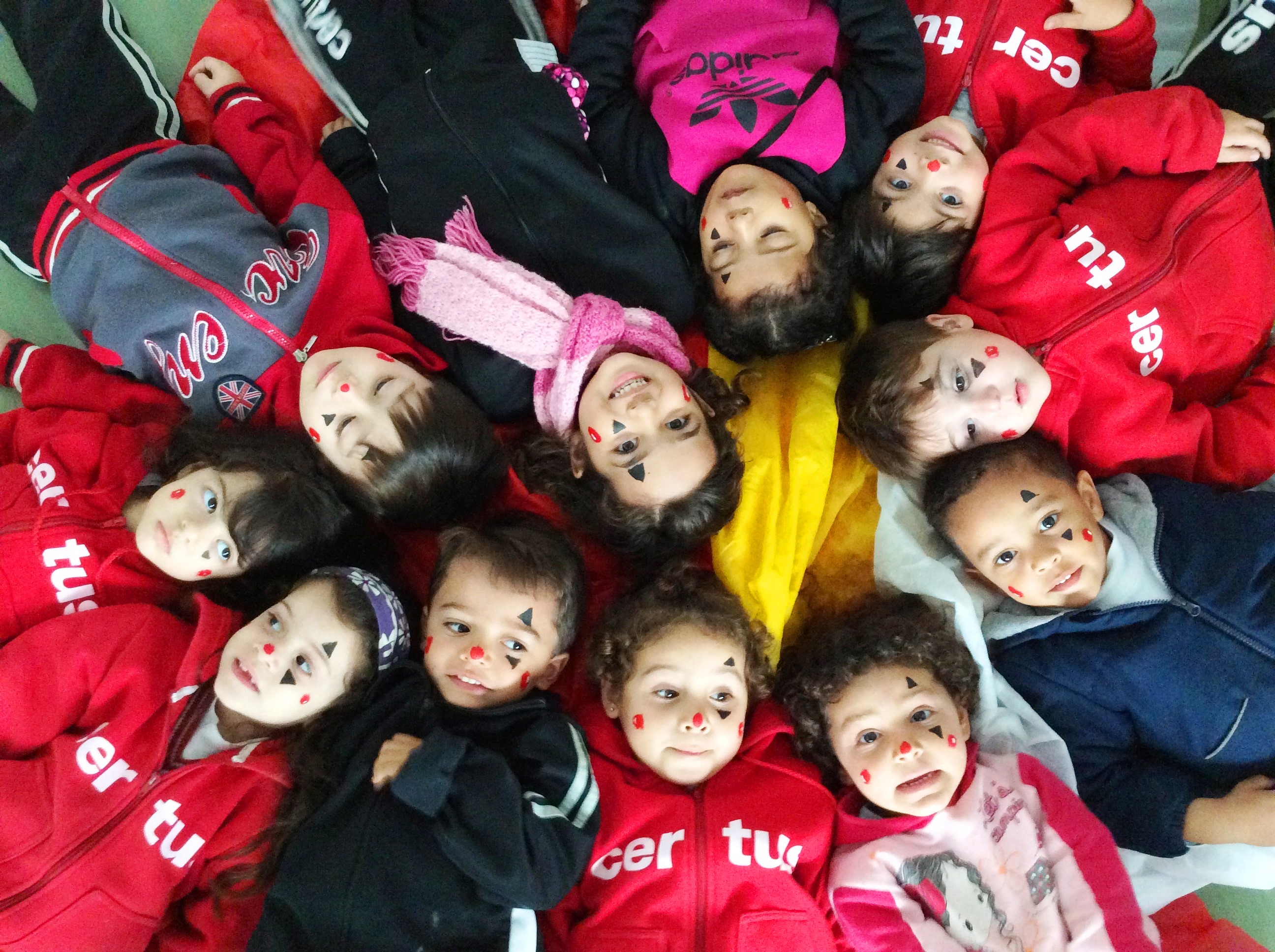 Turma da recreação da educação infantil do colégio Certus tem vivencias circenses que ajudam na expressão corporal e motora com brincadeiras de equilíbrio, encaixe e musicais