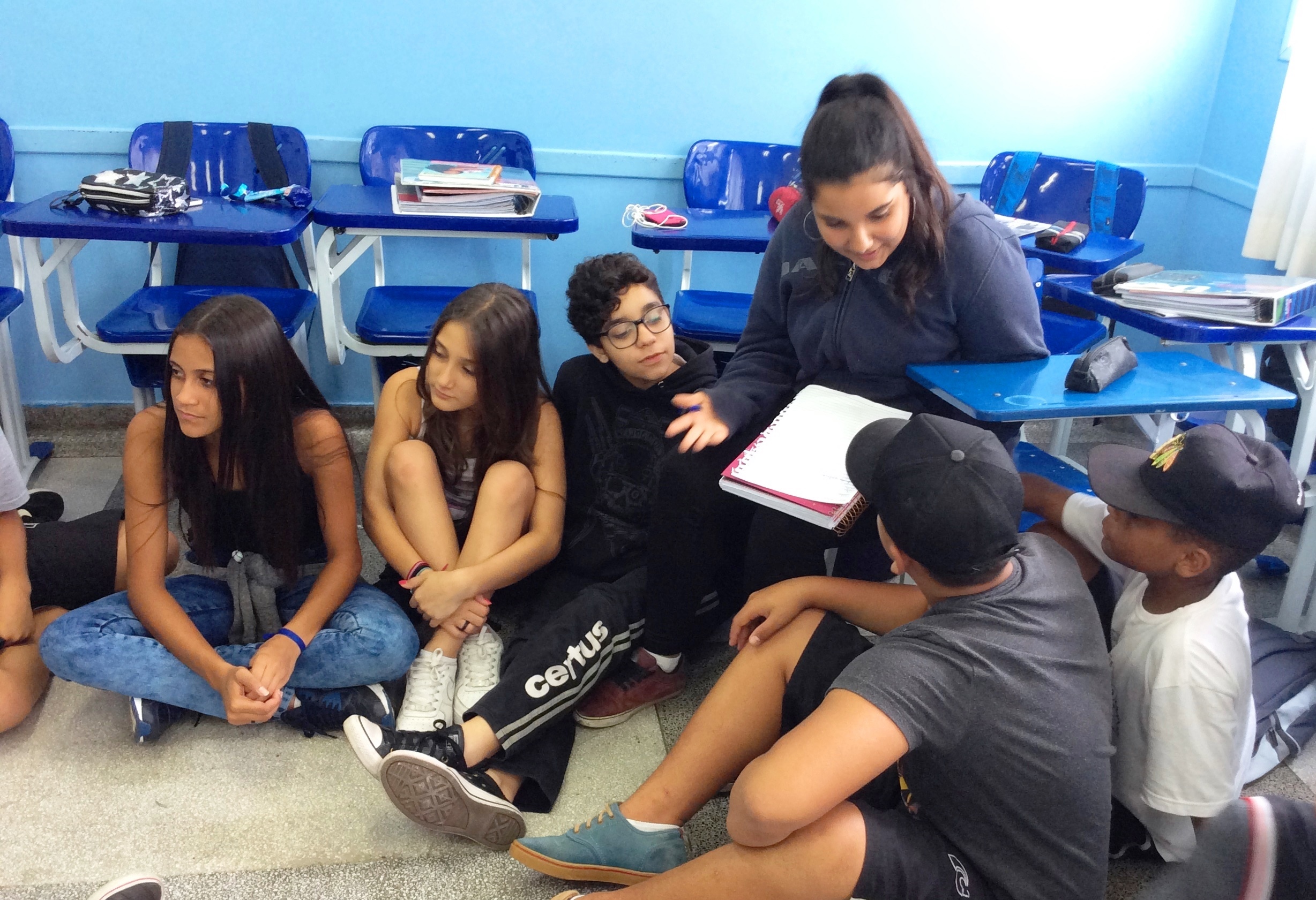 Os alunos se reuniram para juntos pensar e estudar o exercício proposto pela professora
