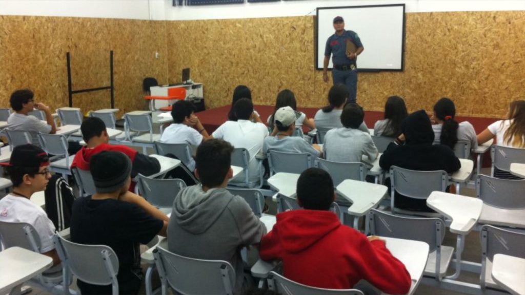 Alunos dos oitavos e nonos anos do fundamental do Certus têm palestra com profissional bombeiro no dia do socorrista