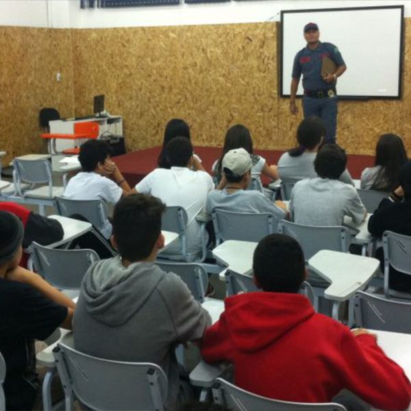 Alunos dos oitavos e nonos anos do fundamental do Certus têm palestra com profissional bombeiro no dia do socorrista