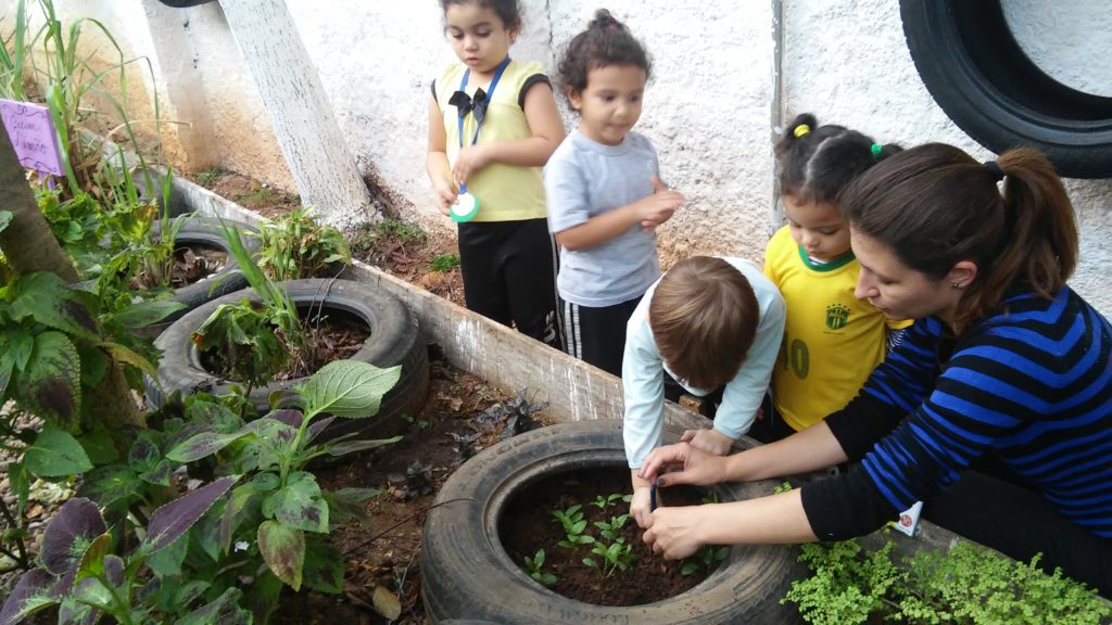 Aluno plantando ervas