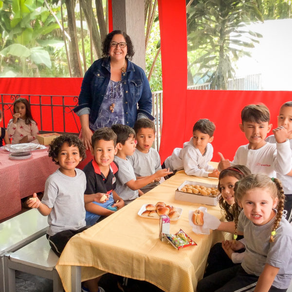 Autora Viviane Veiga Távora do livro Limeriques trava-línguas visita alunos do Pré e fazem uma tarde de piquenique com autógrafos em ação do Balaio de leitura da educação infantil do Certus