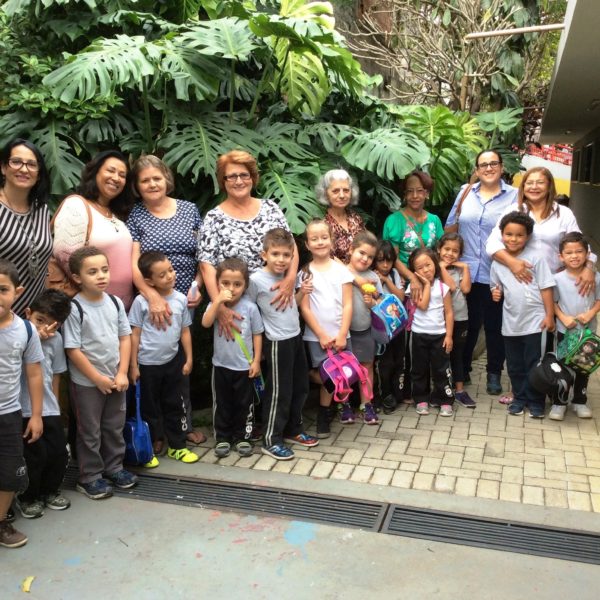 Avós reunidas no prédio da Educação Infantil