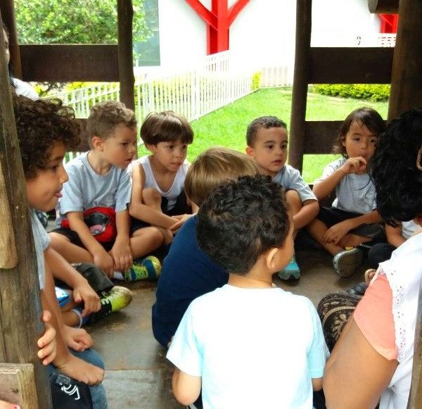 Crianças reunidas em roda de conversa