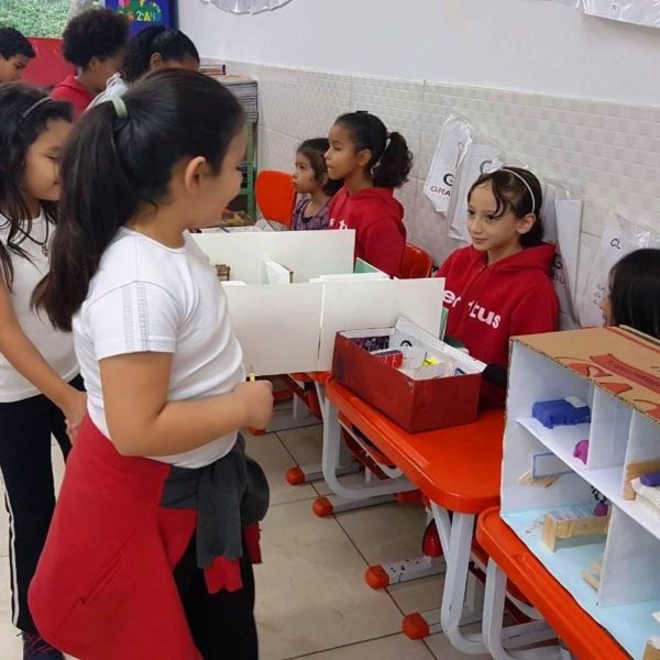 Segundos anos da Educação Fundamental do Certus fazem maquetes em casa com a família desenvolvendo noções de espaço do conteúdo de geografia