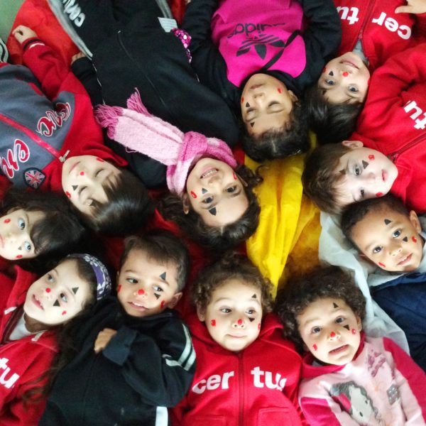 Turma da recreação da educação infantil do colégio Certus tem vivencias circenses que ajudam na expressão corporal e motora com brincadeiras de equilíbrio, encaixe e musicais