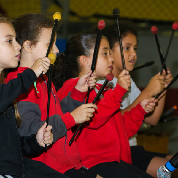 Sétima Mostra de Música do Fundamental do Certus faz apresentação de brincadeira musical com a evolução do instrumental orff de percussão e participação de convidados