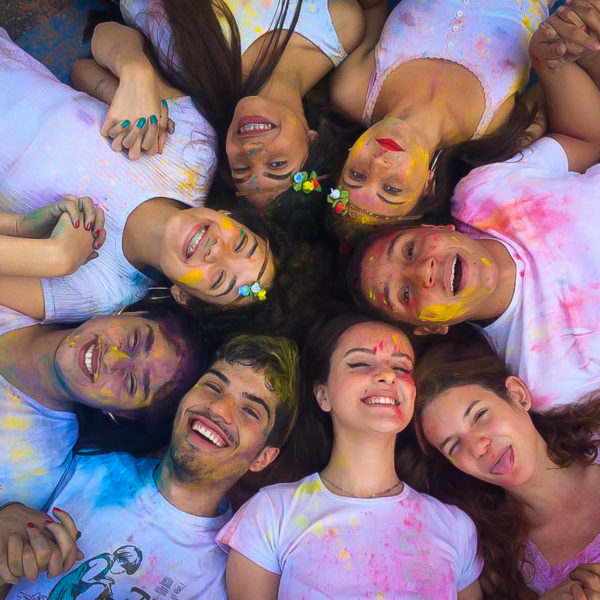 Evento Festa da Primavera do Certus faz um festival de cores no seu amplo jardim de área verde para visitantes pais e alunos da educação infantil, fundamental e médio