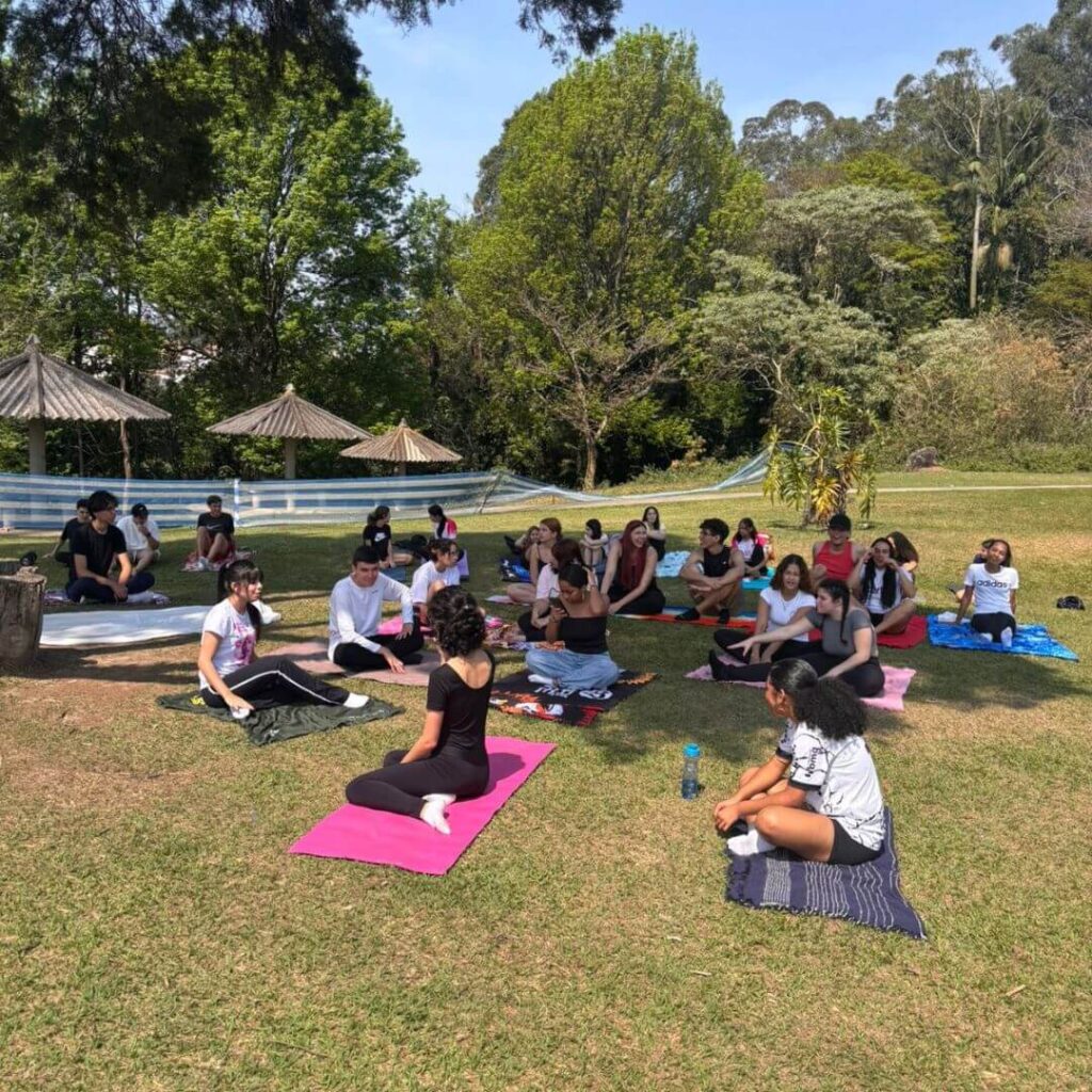 Estudantes do Ensino Médio do Colégio Certus vivenciam experiências como yoga e convivência coletiva para desenvolver equilíbrio emocional e consciência pessoal.