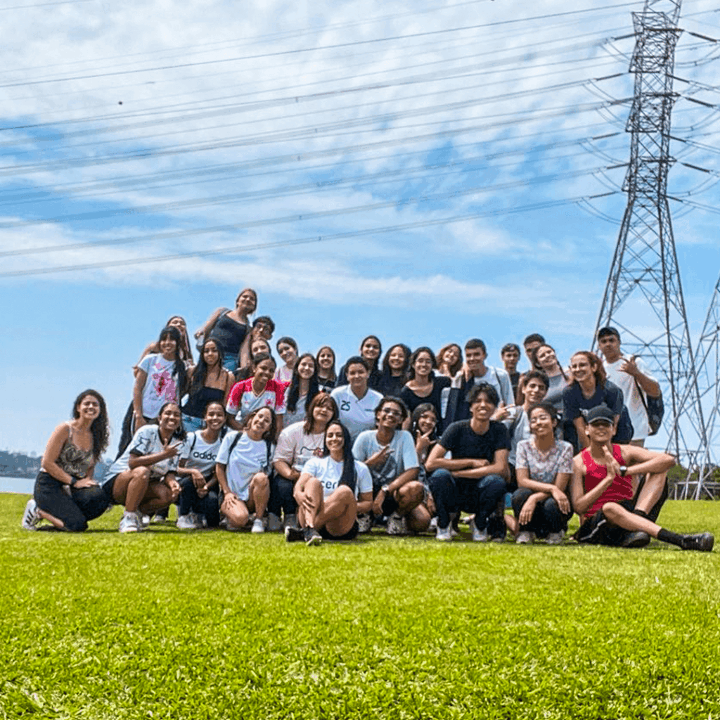 Estudantes do Ensino Médio do Colégio Certus vivenciam experiências como yoga e convivência coletiva para desenvolver equilíbrio emocional e consciência pessoal.