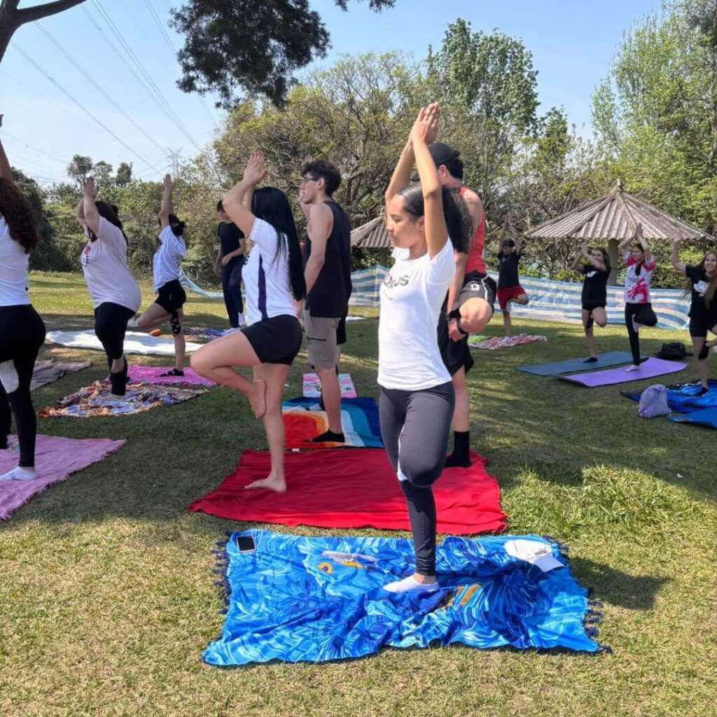 Estudantes do Ensino Médio do Colégio Certus vivenciam experiências como yoga e convivência coletiva para desenvolver equilíbrio emocional e consciência pessoal.