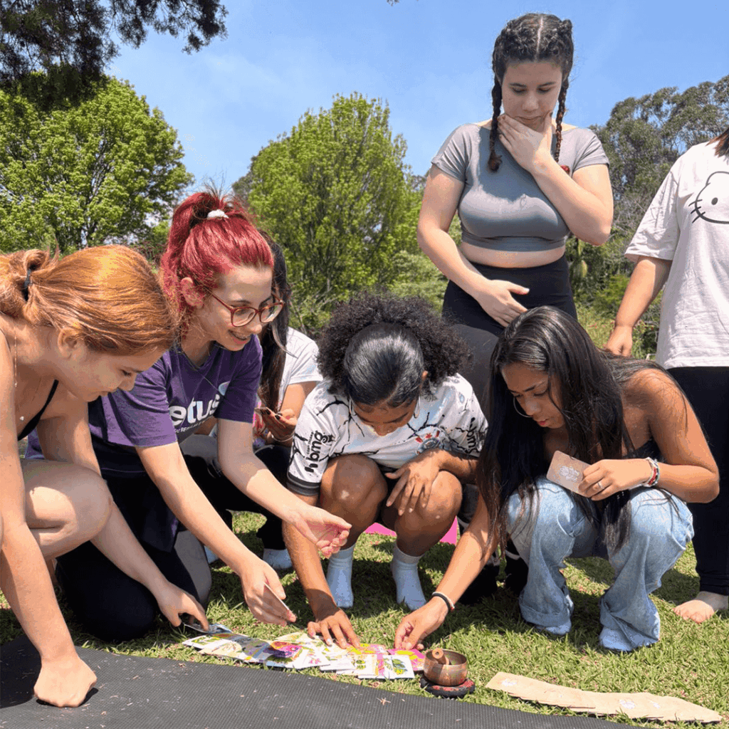 Estudantes do Ensino Médio do Colégio Certus vivenciam experiências como yoga e convivência coletiva para desenvolver equilíbrio emocional e consciência pessoal.