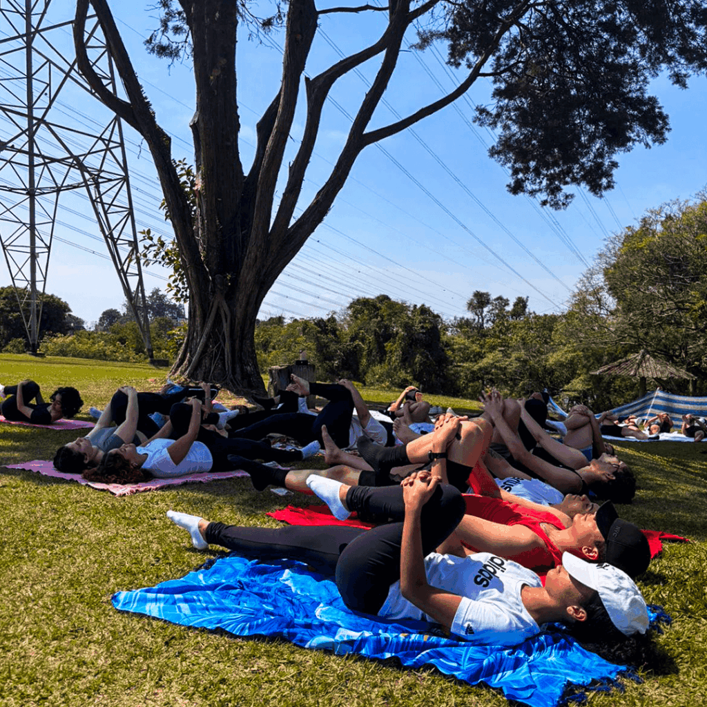 Estudantes do Ensino Médio do Colégio Certus vivenciam experiências como yoga e convivência coletiva para desenvolver equilíbrio emocional e consciência pessoal.