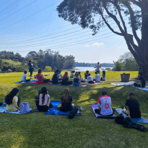 Estudantes do Ensino Médio do Colégio Certus vivenciam experiências como yoga e convivência coletiva para desenvolver equilíbrio emocional e consciência pessoal.