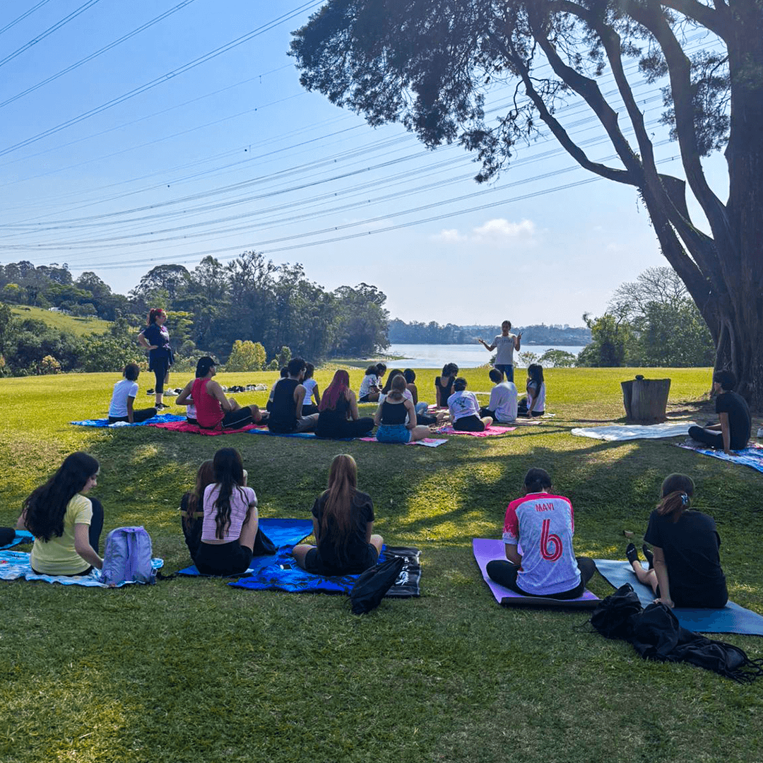 Estudantes do Ensino Médio do Colégio Certus vivenciam experiências como yoga e convivência coletiva para desenvolver equilíbrio emocional e consciência pessoal.