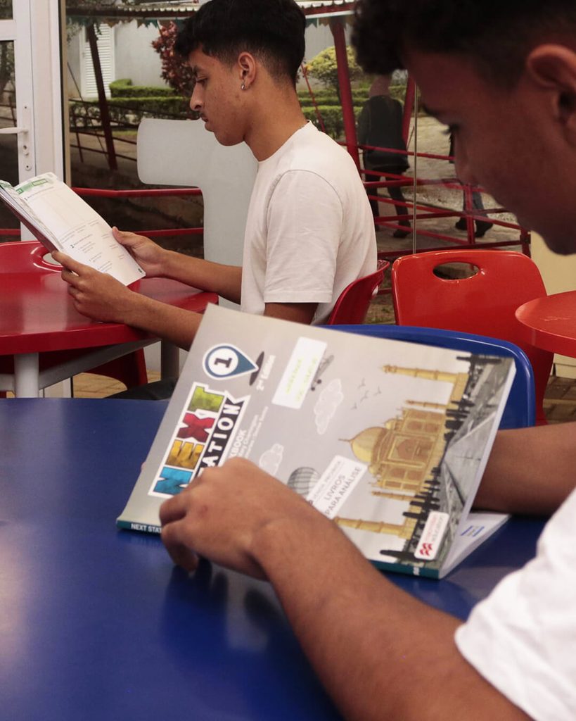 Alunos do Colégio Certus participam de atividades práticas de inglês no curso Speak and Play.