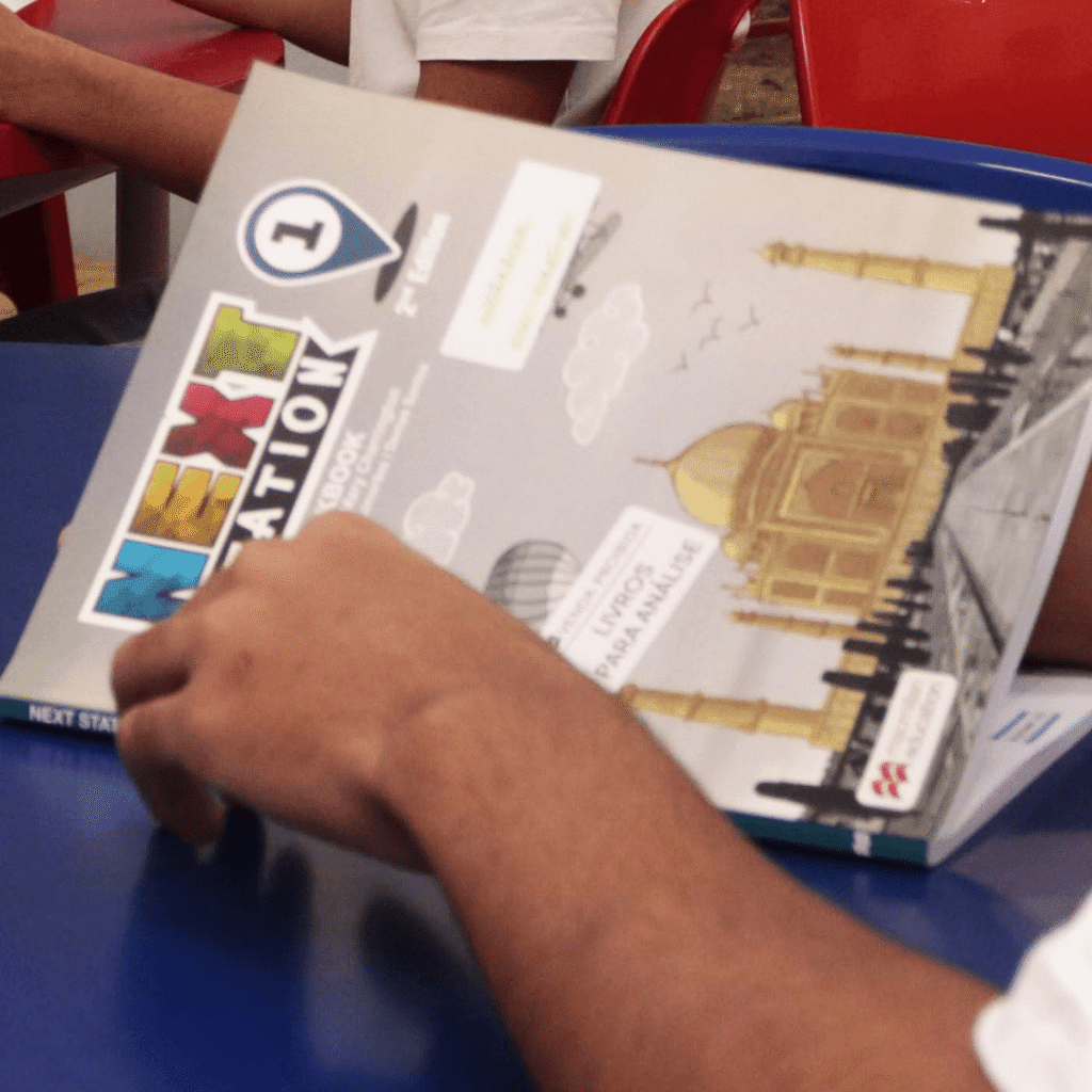 Alunos do Colégio Certus participam de atividades práticas de inglês no curso Speak and Play.